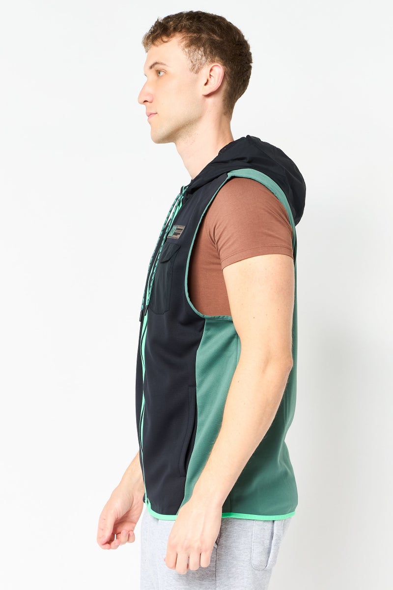 UNDER ARMOUR سترة تدريب بلا أكمام للرجال بتصميم فضفاض مع غطاء رأس، سوداء - Image 3