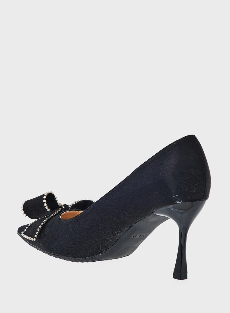 خزانة حذاء بكعب مع فيونكة