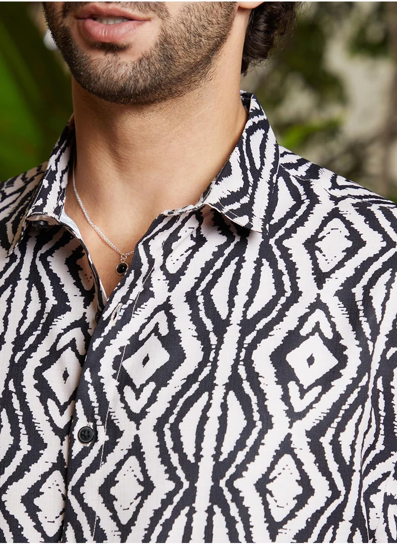 Campus Sutra Men's Midnight Black & Cream White Indie-Utility Oversized Shirt