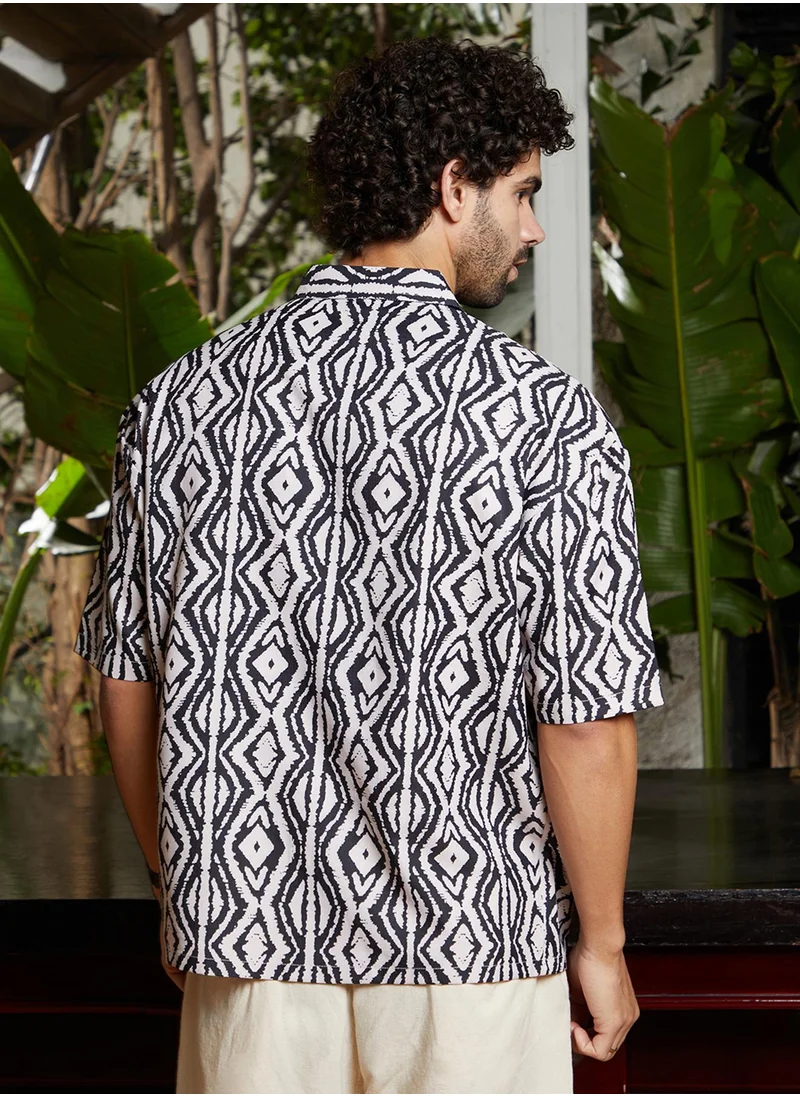Campus Sutra Men's Midnight Black & Cream White Indie-Utility Oversized Shirt