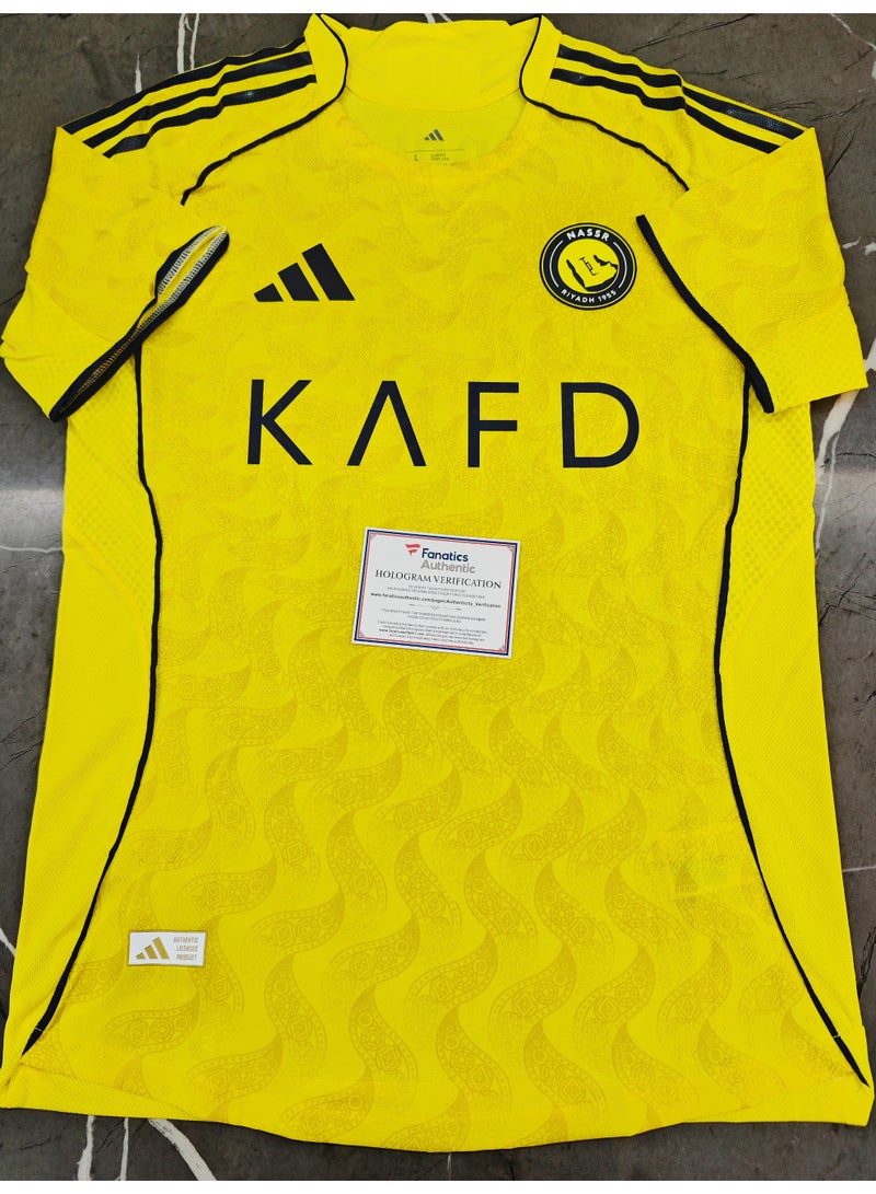 فاناتيكس قميص النصر (الناصر) المنزلي لموسم ٢٠٢٥-٢٠٢٦ الموَقَّع بخط كريستيانو رونالدو، والمصادَق عليه رسمياً من فاناتيكس (Fanatics). - Image 2