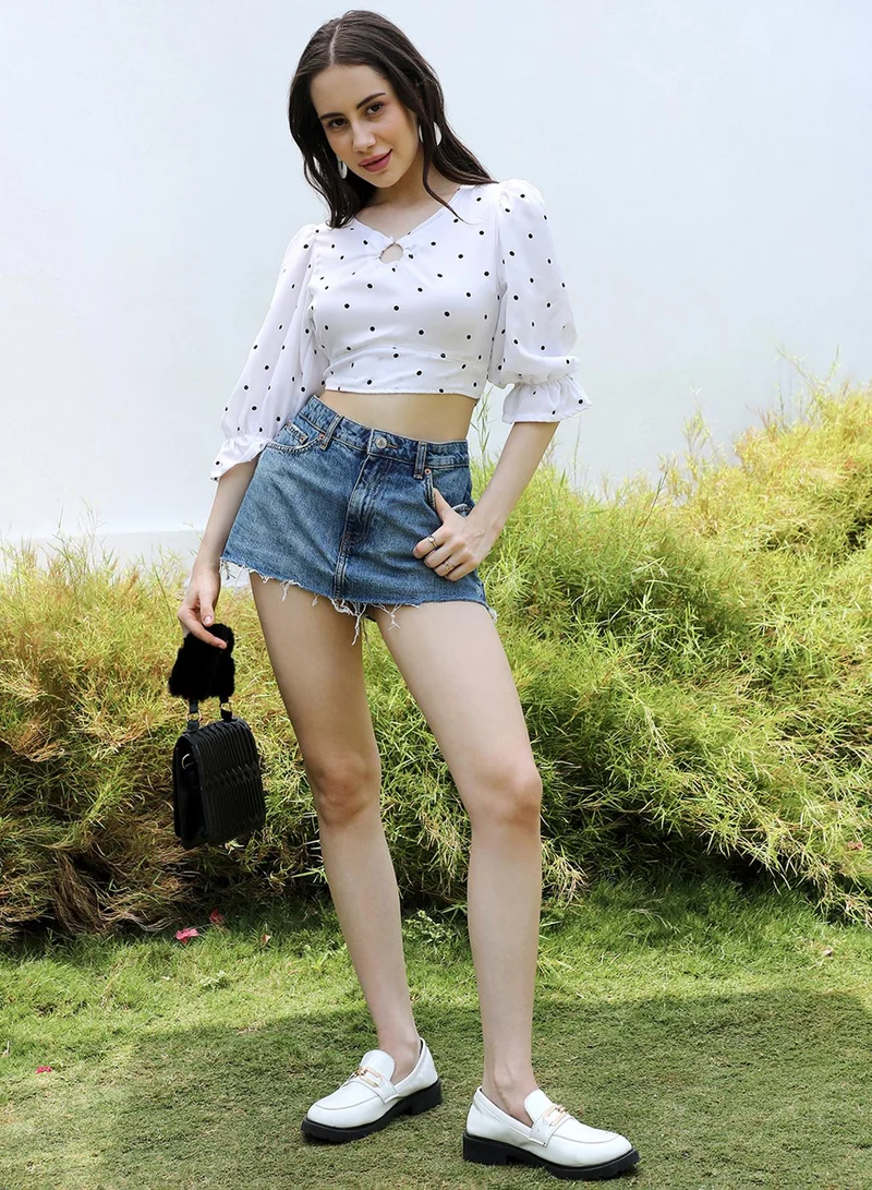 بينيا كولادا بلوزة نسائية قصيرة بنقاط البولكا باللون الأبيض الطباشيري