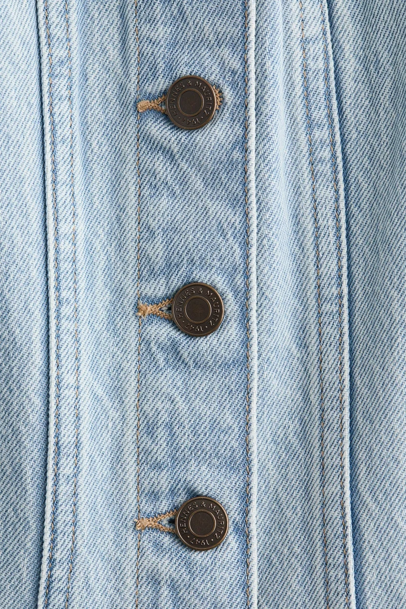 اتش اند ام بلوزة من الدنيم بأزرار أمامية