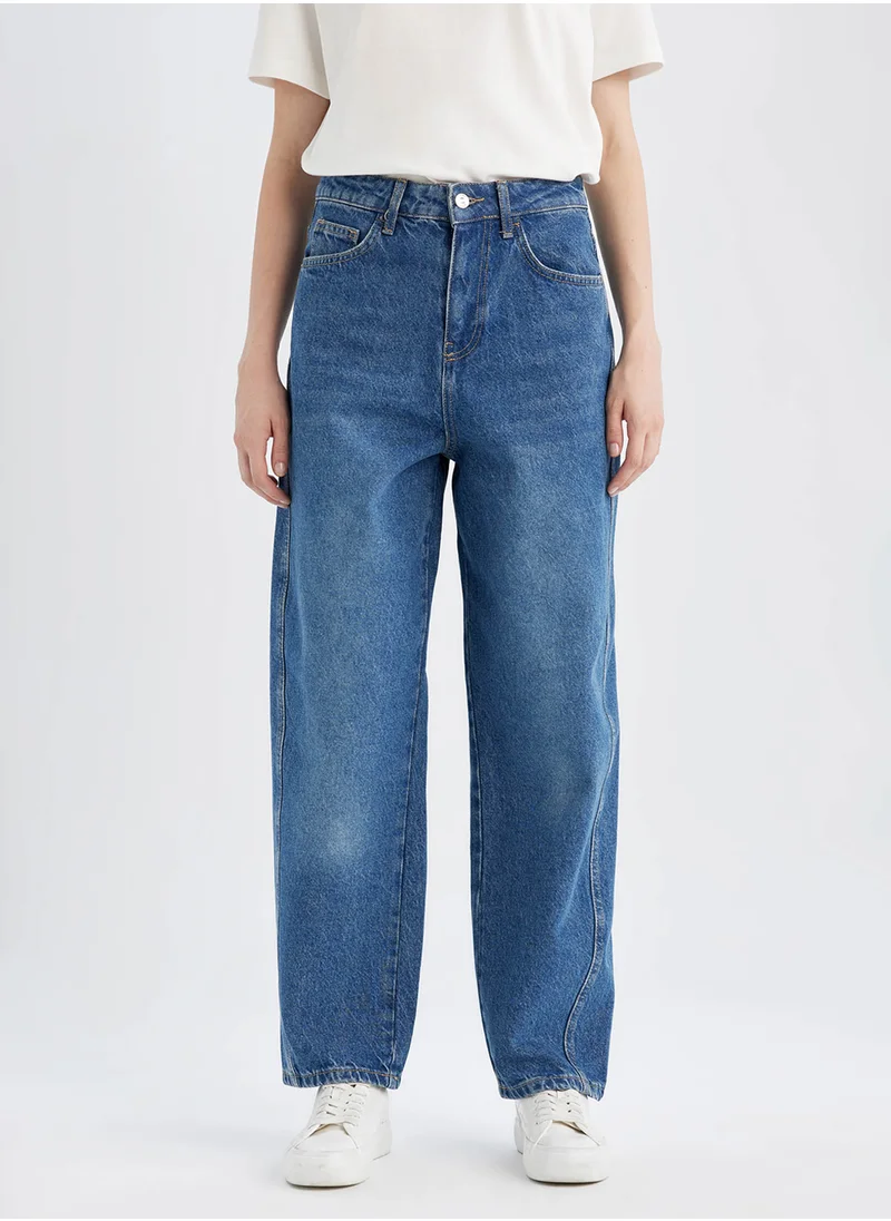 ديفاكتو Carrot Fit High-Waist Boyfriend Jean With Washed Effect