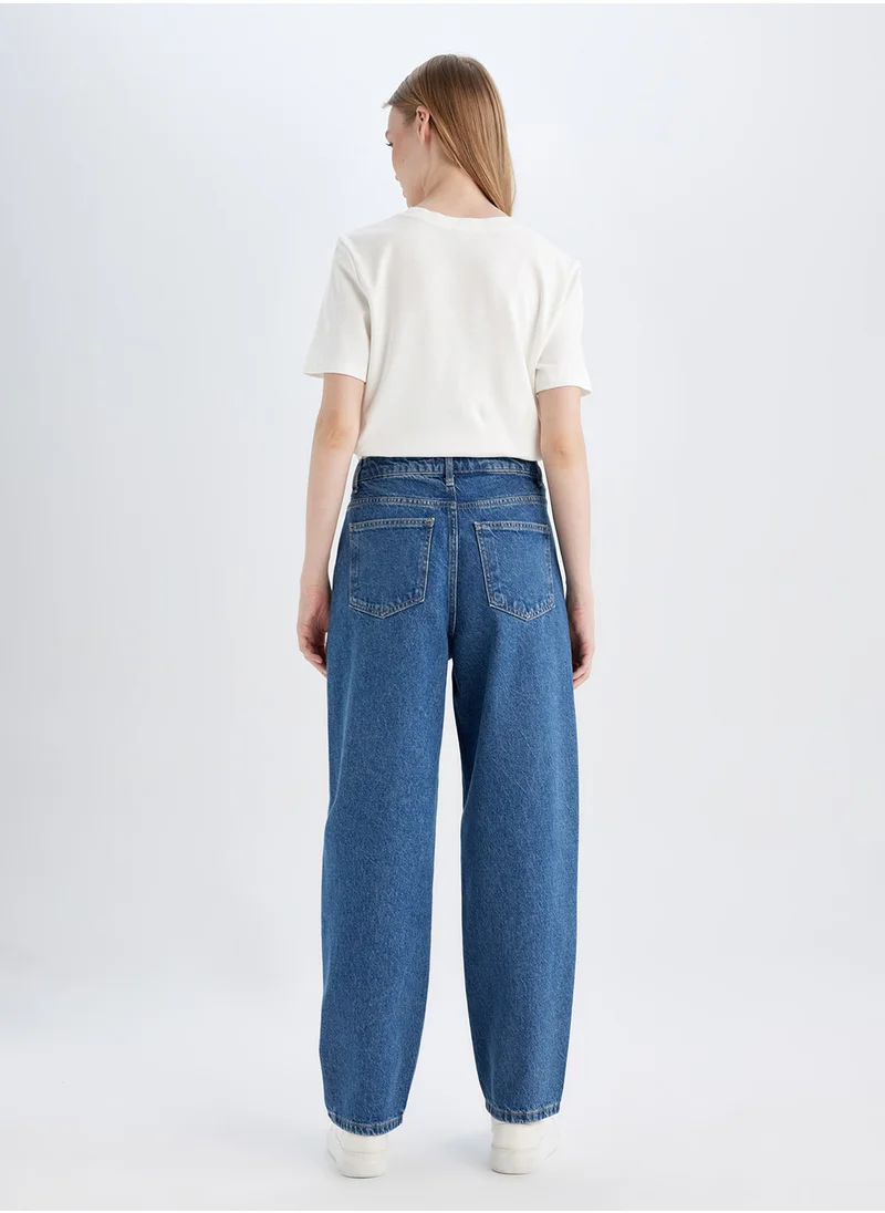 ديفاكتو Carrot Fit High-Waist Boyfriend Jean With Washed Effect