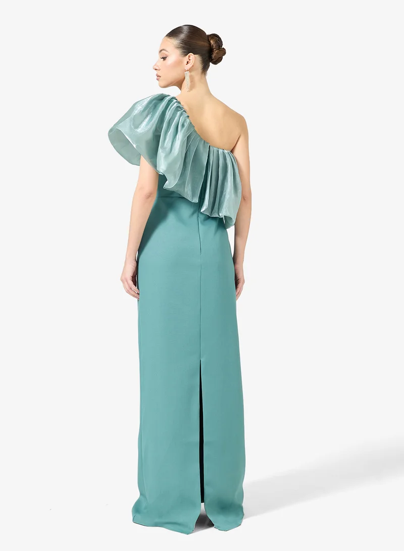 نمشي x فستان سهرة بكتف واحد وتفاصيل مكشكشة