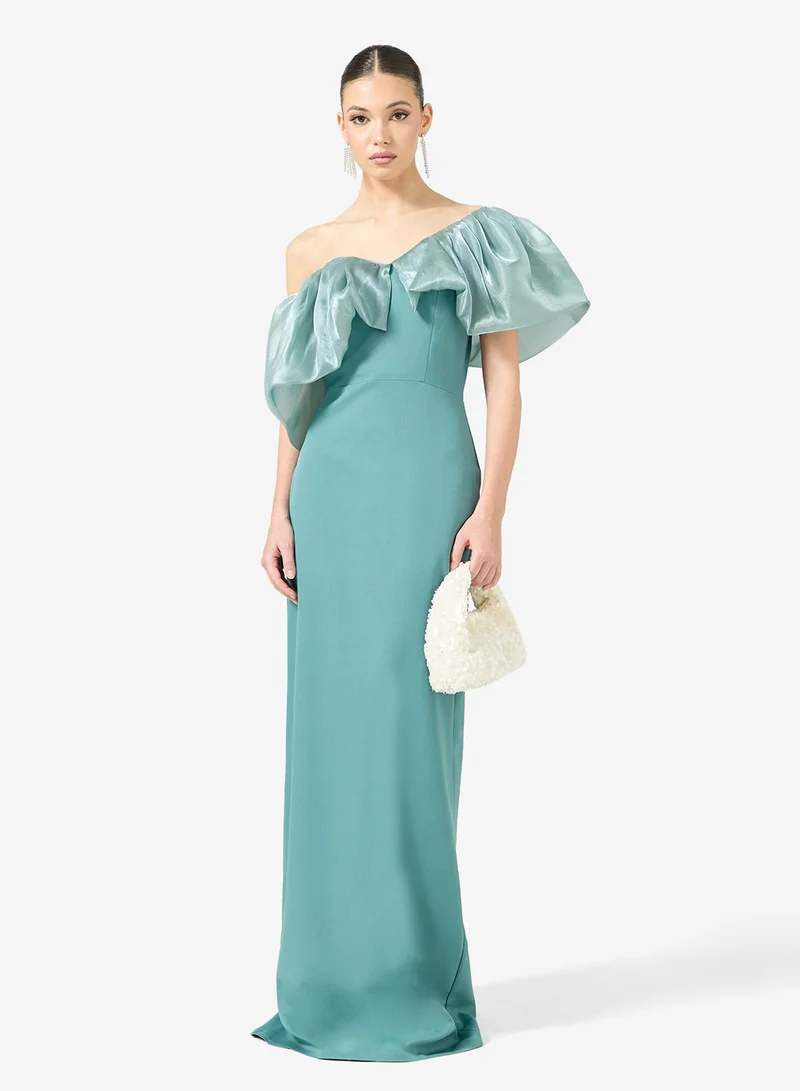 نمشي x فستان سهرة بكتف واحد وتفاصيل مكشكشة