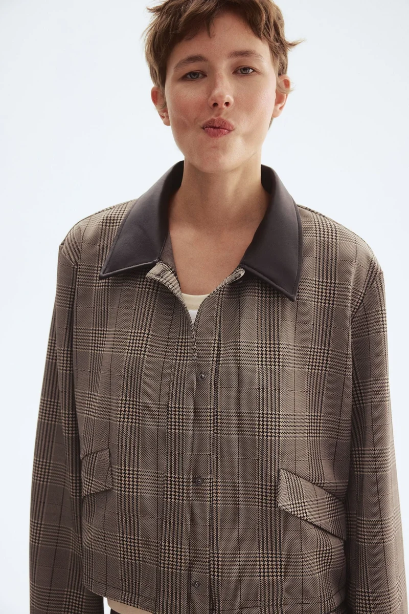 اتش اند ام جاكيت بياقة من قماش مطلي