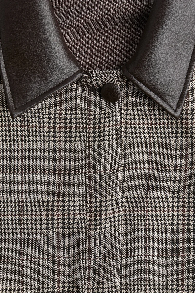 اتش اند ام جاكيت بياقة من قماش مطلي