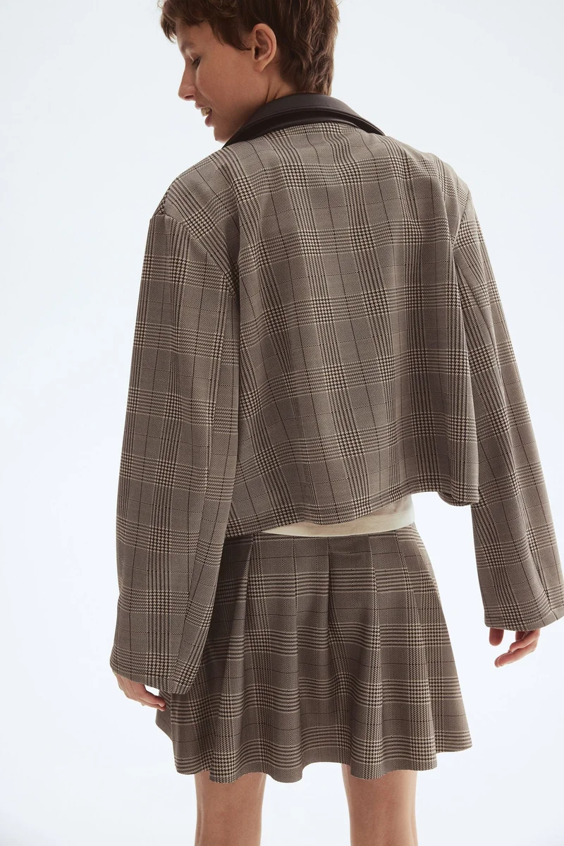 اتش اند ام جاكيت بياقة من قماش مطلي