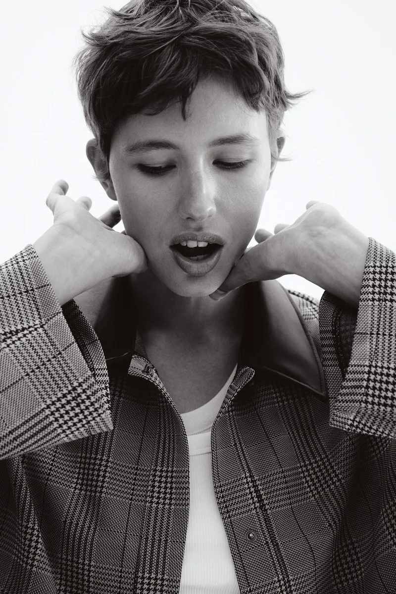 اتش اند ام جاكيت بياقة من قماش مطلي