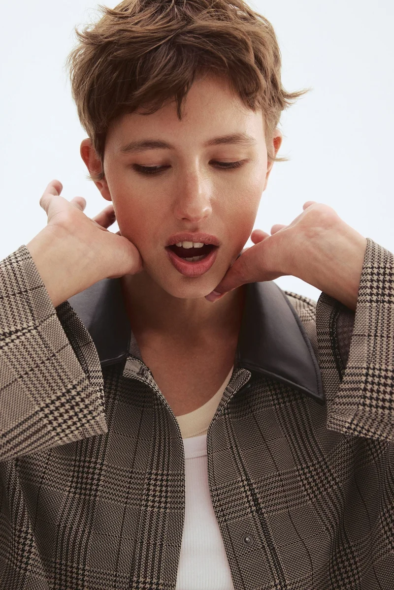 اتش اند ام جاكيت بياقة من قماش مطلي