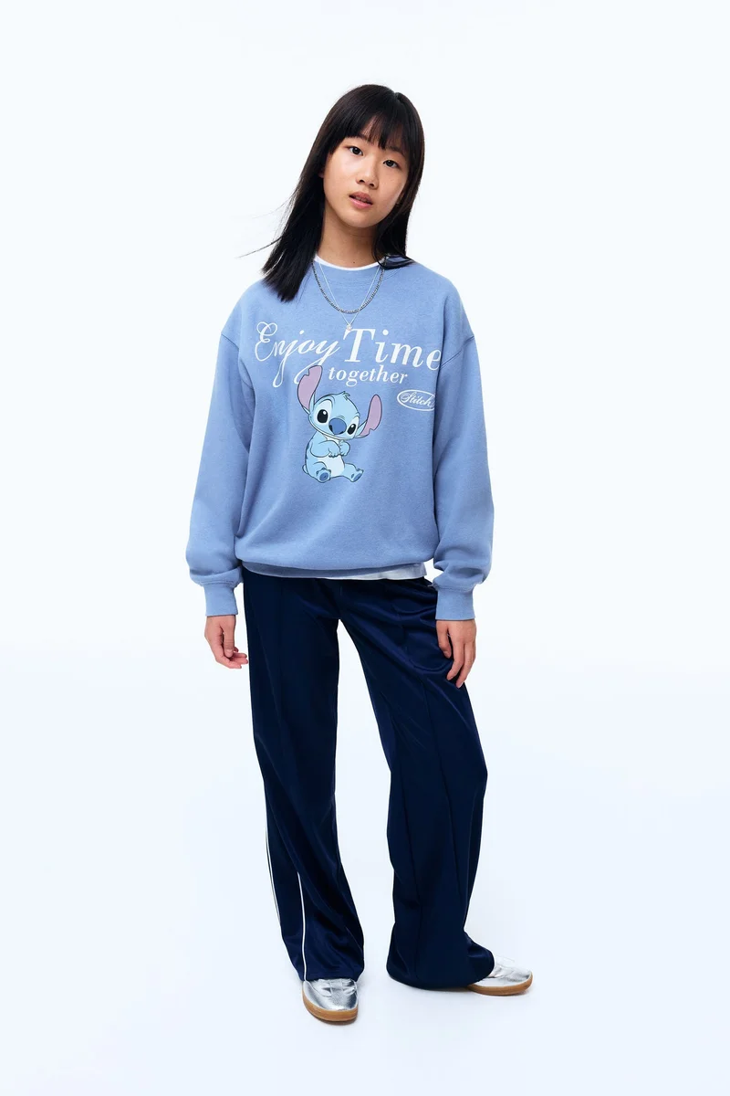 اتش اند ام سويت-شيرت فضفاض بطبعة مميزة