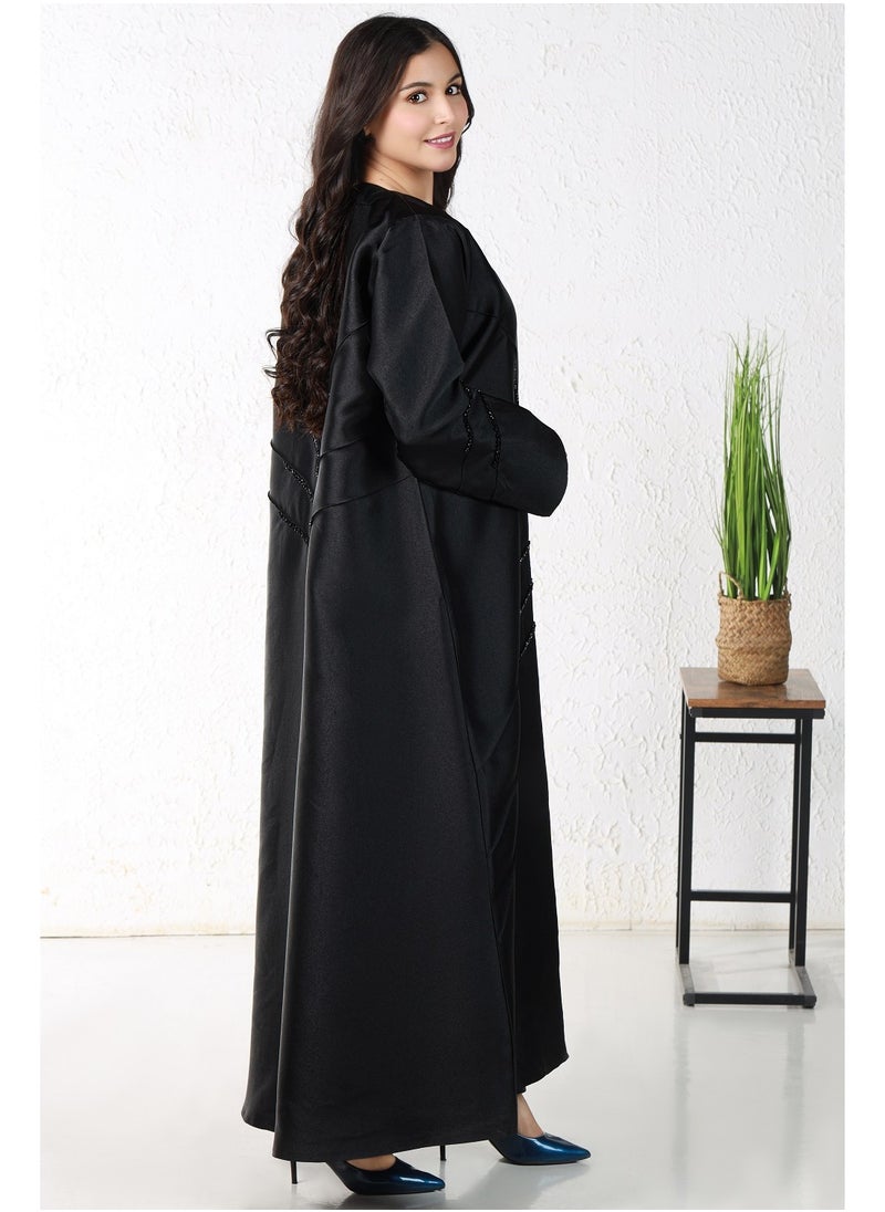 ألوان الجمال عباية باللون الأسود مميزة بطريز أسود  - Image 2