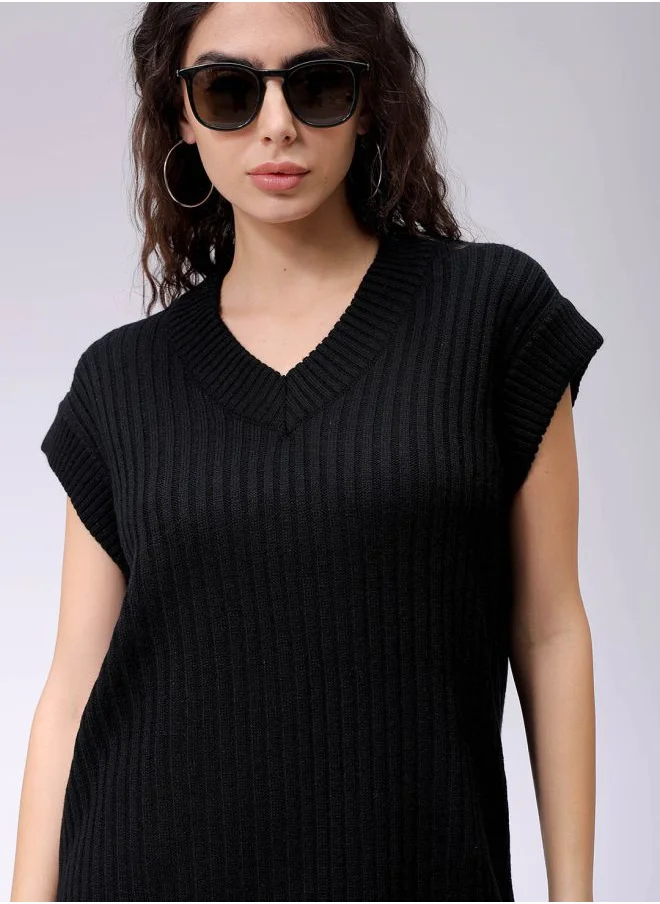 مرفوعة Women Boxy Black Solid V-Neck Sleeveless Sweater