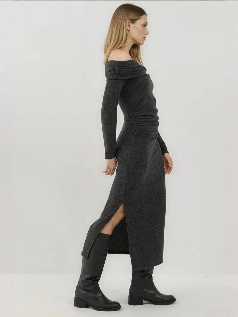 زوبعة فستان ميدي بدون حمالات بنقوش مميزة وفتحة جانبية من مجموعة بوزم