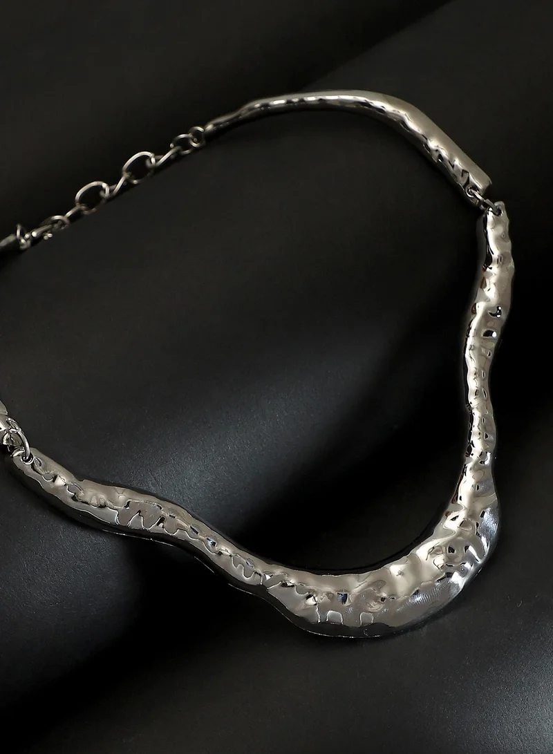 سوهي قلادة بقرن مطروق للنساء | لون كروم | مقاس واحد | سبيكة معدنية | قفل مخلب الكركند | قلادة للمناسبات الكاجوال والسهرة