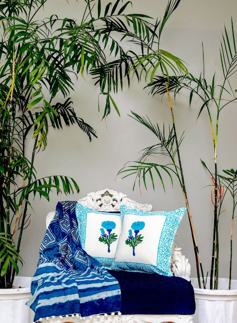 أوجريا غطاء وسادة مطبوع يدويًا من القطن باللونين الأزرق والأبيض الأوركيد 40 × 40 سم - Image 1