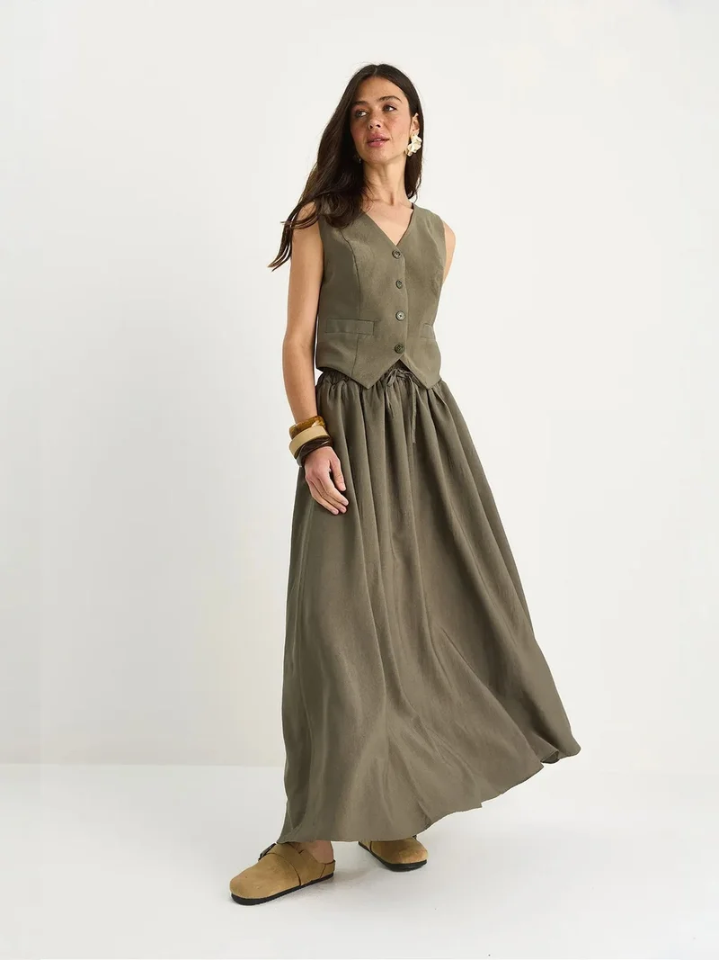 بيانكو لوتشي LUCCI V-Neck Vest and Maxi Skirt Two-Piece Coord Set