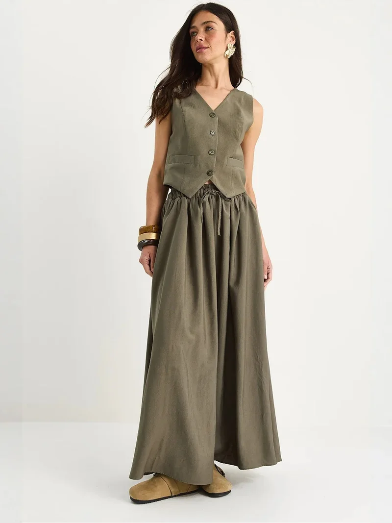 بيانكو لوتشي LUCCI V-Neck Vest and Maxi Skirt Two-Piece Coord Set