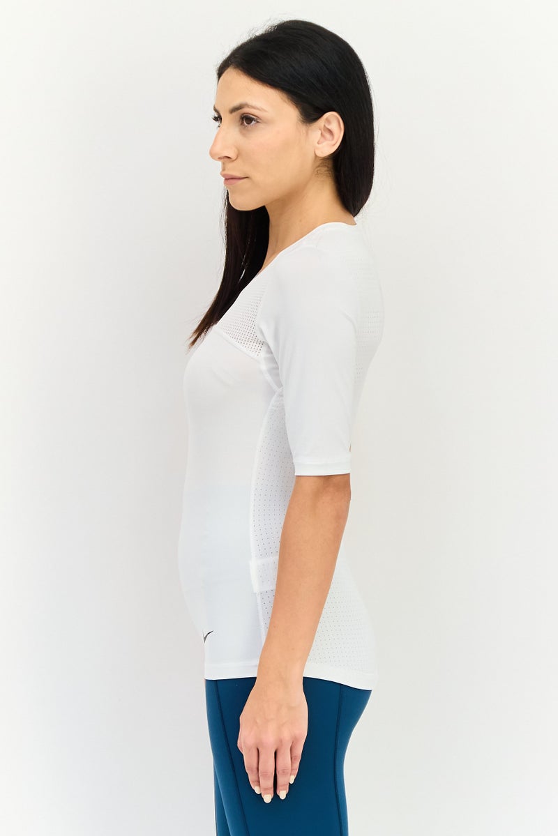 Nike تي شيرت رياضي نسائي قصير الأكمام في الهواء الطلق، أبيض - Image 3