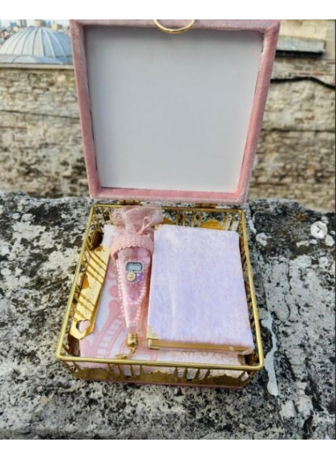 ريبنيو مجموعة هدايا قرآنية أنيقة مع صندوق مخملي، مصحف، تسبيح وسجادة صلاة - هدية إسلامية لرمضان، صندوق مقاس 20-28 سم، عيد، أو زفاف - وردي. - Image 2