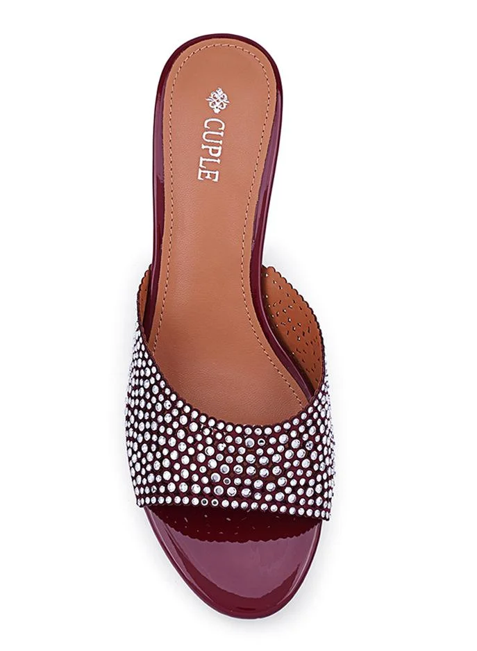 Cuple Elegant heel slippers designed for a chic look.