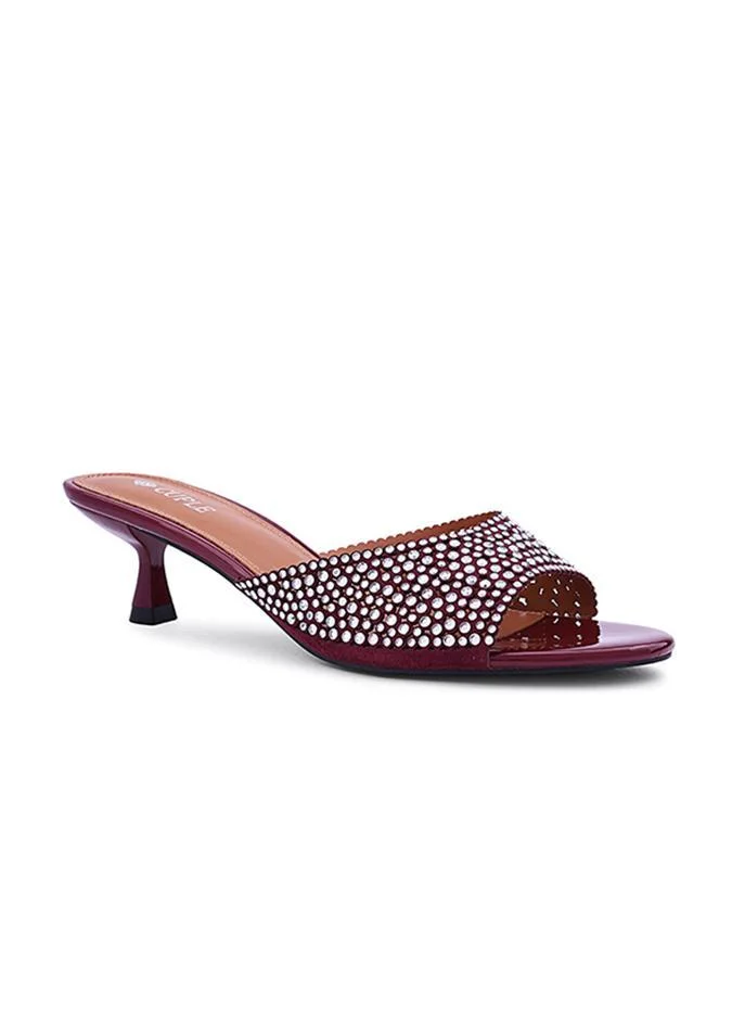 Cuple Elegant heel slippers designed for a chic look.