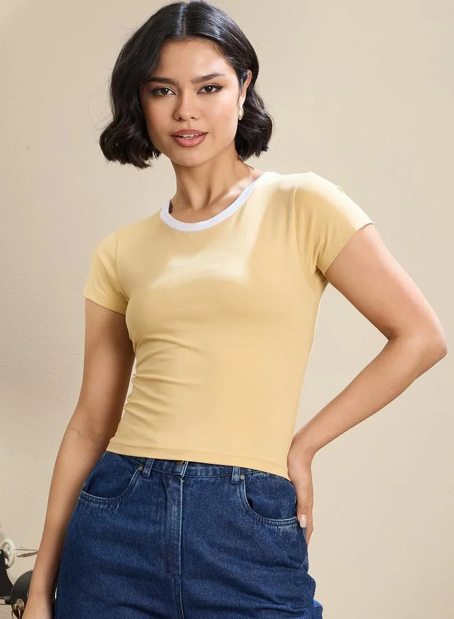 ساسافراس تيشيرت نسائي قصير بياقة مستديرة بلون بيج متباين