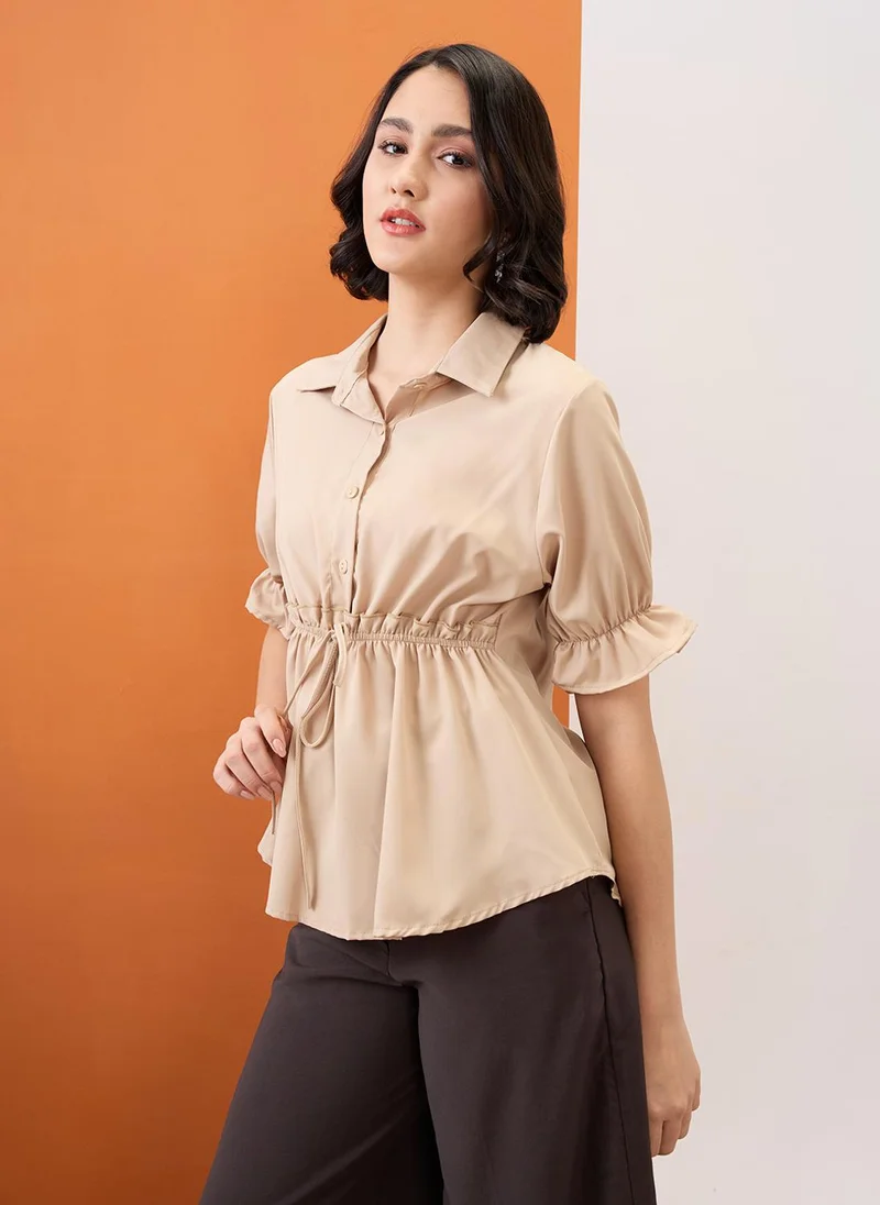 جلو باص بلوزة نسائية بلون بني جملي بياقة قميص وأكمام منفوشة وربطة خصر وخصر ضيق مناسبة للعمل