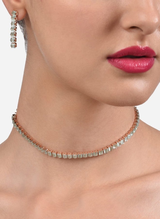 Zaveri Pearls طقم عقد وأقراط مرصع بالزركونيا المكعبة الخضراء اللامعة من زافيري بيرلز للنساء - ZPFK14029 - Image 2