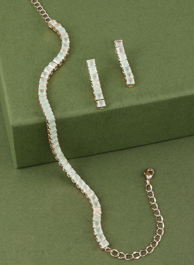 Zaveri Pearls طقم عقد وأقراط مرصع بالزركونيا المكعبة الخضراء اللامعة من زافيري بيرلز للنساء - ZPFK14029 - Image 3
