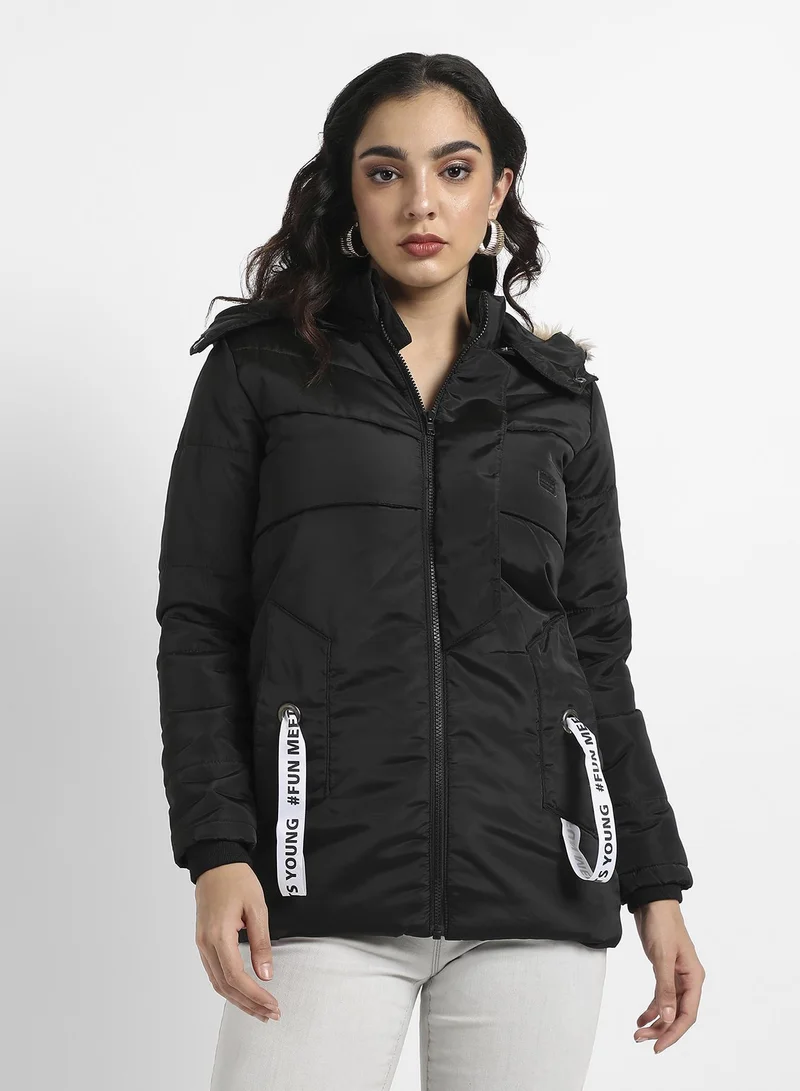 كامبوس سوترا سترة منتفخة سوداء بسحاب أمامي للسيدات مع تفاصيل من الفرو