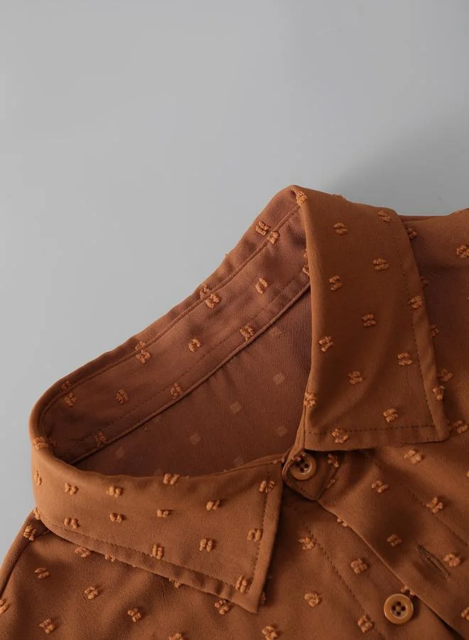 تايك تو قميص رجالي بلون صدئ بنقشة نسيج وأكمام طويلة