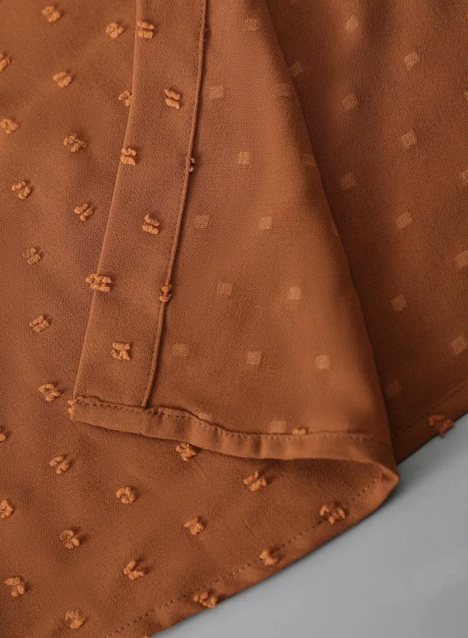 تايك تو قميص رجالي بلون صدئ بنقشة نسيج وأكمام طويلة