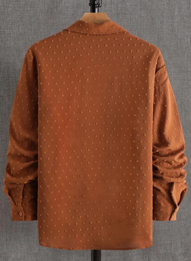 تايك تو قميص رجالي بلون صدئ بنقشة نسيج وأكمام طويلة