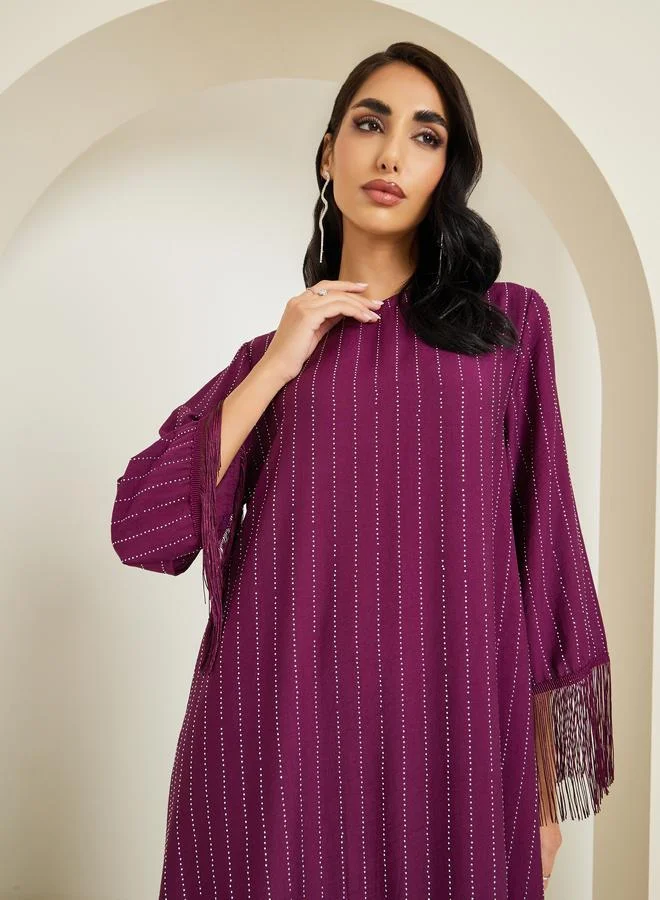 أميرة جلابية مزينة بأحجار الراين وشرابات