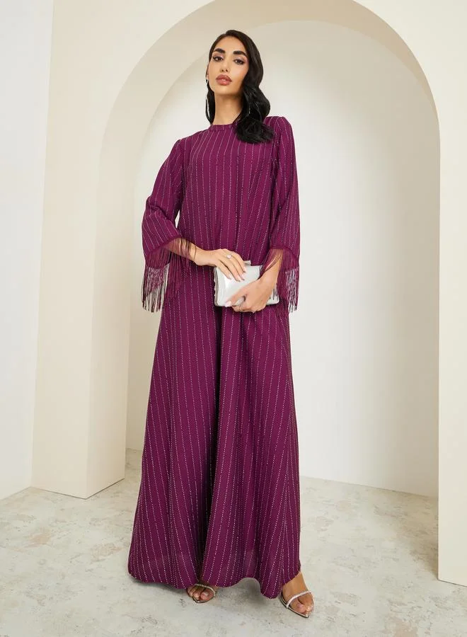 أميرة جلابية مزينة بأحجار الراين وشرابات