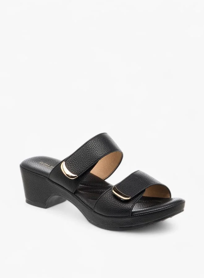 فلورا بيلا من شو إكسبرس صنادل نسائية سهلة الارتداء بكعب عريض وملمس مميز