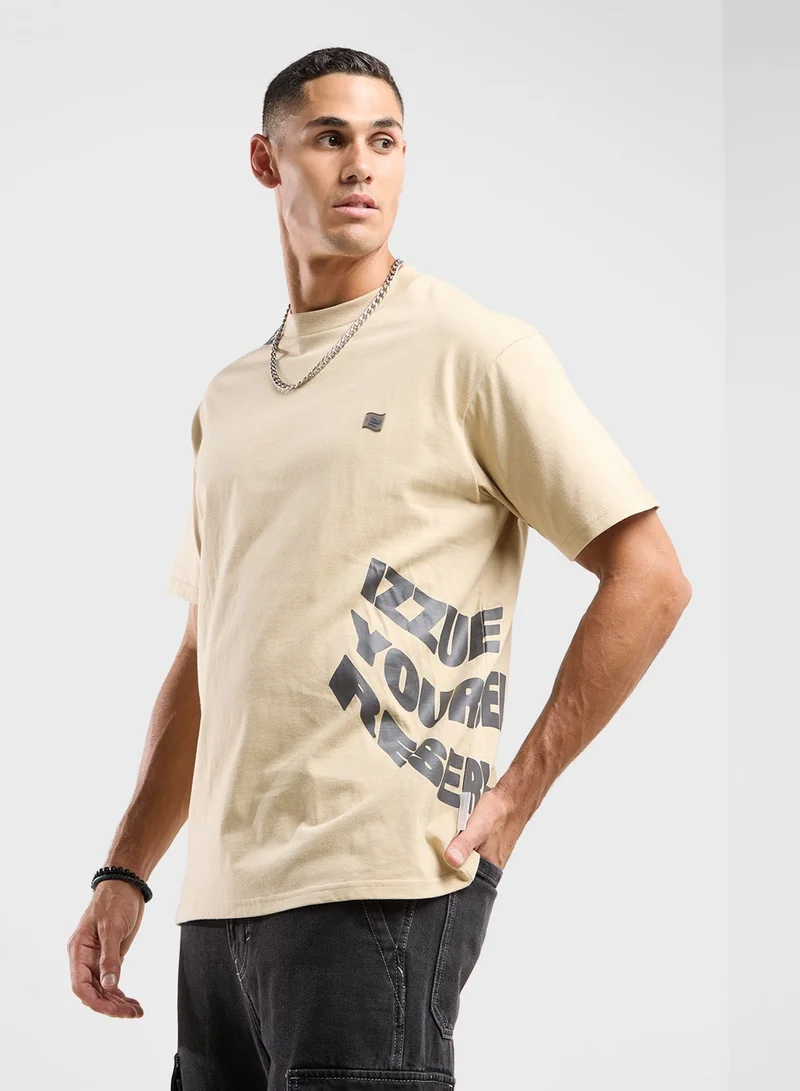 إيسو تيشيرت بطبعة بارزة