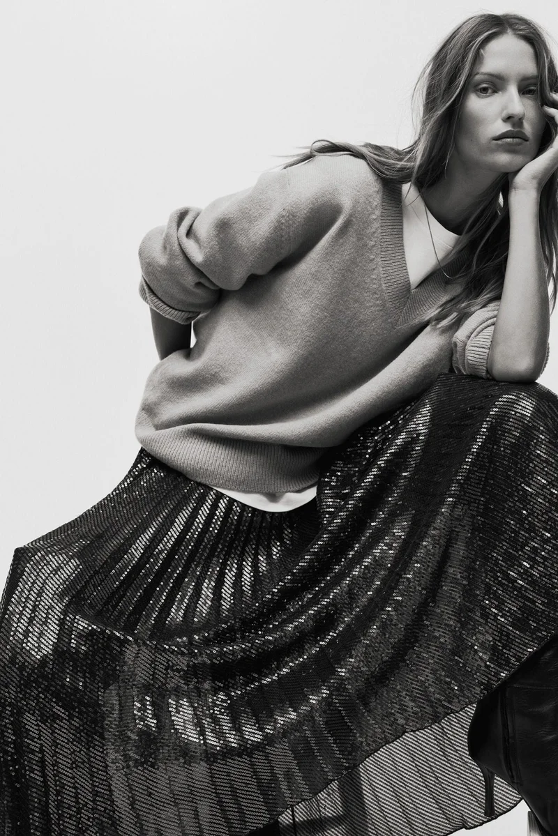 اتش اند ام تنورة من البليسيه مزينة بالترتر