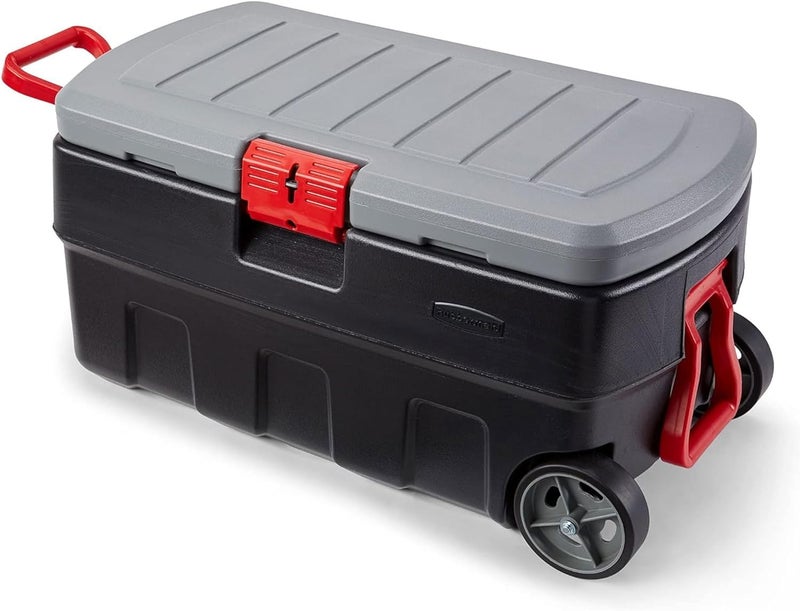 Rubbermaid صندوق تخزين بلاستيكي قابل للقفل من Rubbermaid ActionPacker سعة 35 جالون مصنوع في الولايات المتحدة مع غطاء وعجلات - خارجي وصناعي وقوي لمعدات التخييم وتخزين سرير الشاحنة - رمادي وأسود - Image 1