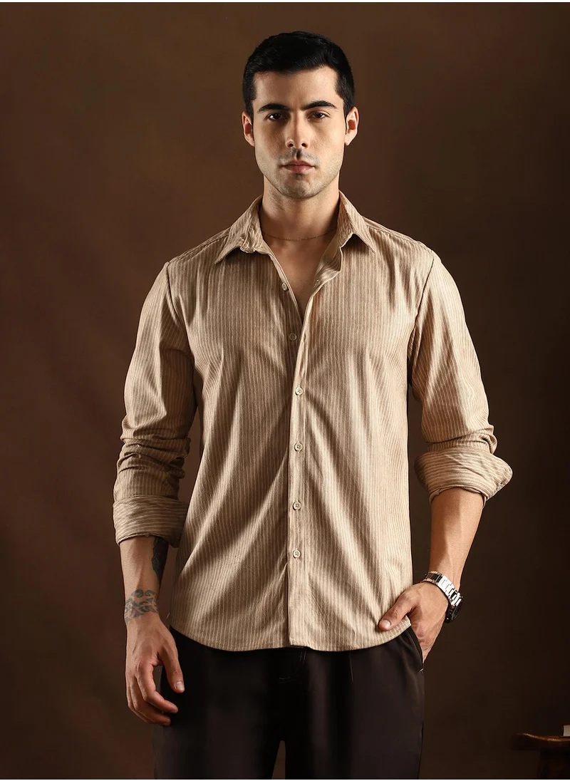 كامبوس سوترا Campus Sutra Men's Sand Beige Rhythm-Weave Shirt For Casual Wear | Mid-Rise | Regular Fit | Button Closure | Shirt Crafted With Comfort Fit For Everyday Wear