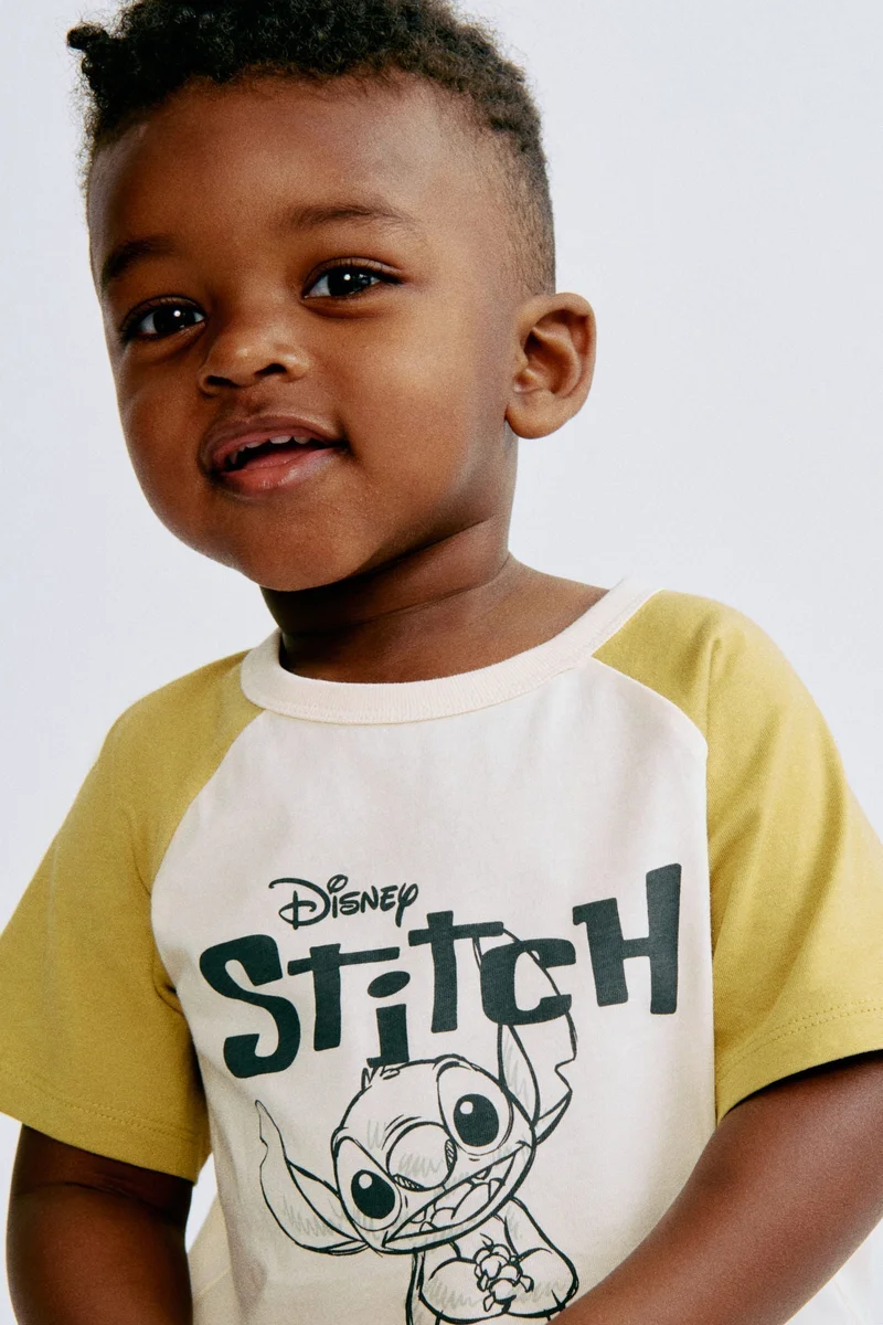 اتش اند ام تي-شيرت قطني بطبعة