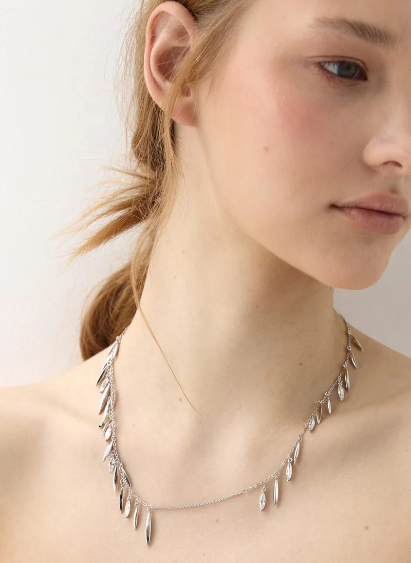 Thin chain with teardrop-shaped pendants