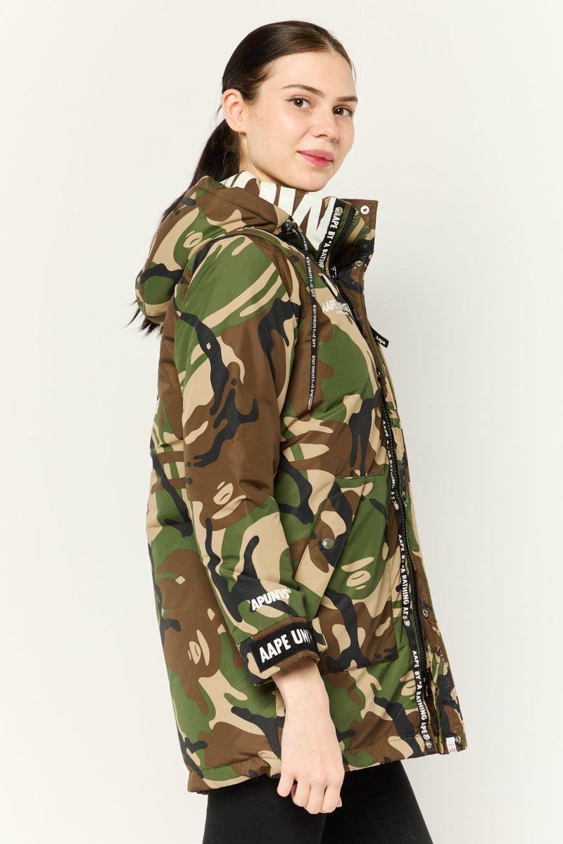 Aape BY *A BATHING APE® جاكيت بافر تمويه للنساء، زيتوني/بني - Image 3