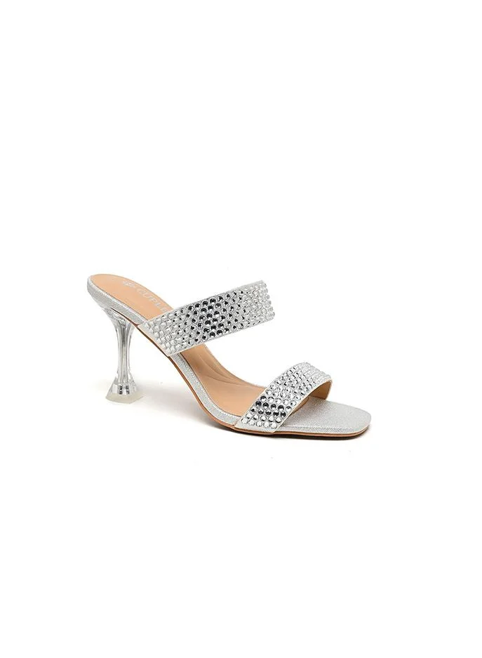 كابلي مولات بكعب عالٍ وشارتين مزينتين بأناقة