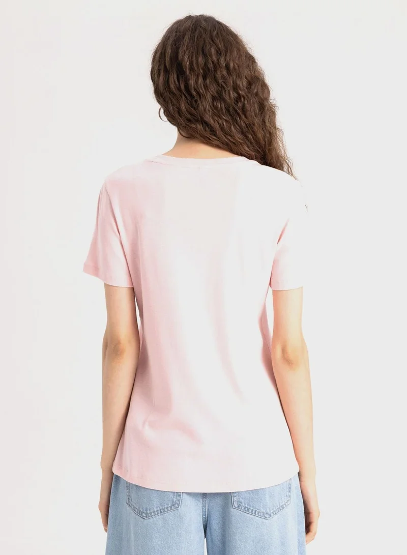 ديفاكتو تيشيرت بأكمام قصيرة وياقة على شكل حرف  ونسيج مضلع بقصة ضيقة