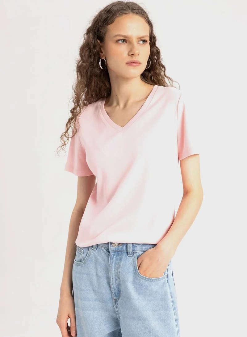 ديفاكتو تيشيرت بأكمام قصيرة وياقة على شكل حرف  ونسيج مضلع بقصة ضيقة