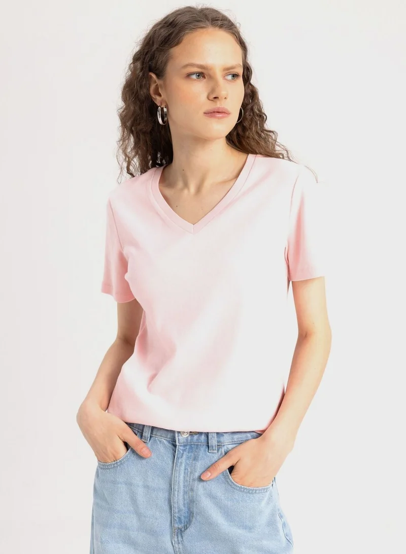 ديفاكتو تيشيرت بأكمام قصيرة وياقة على شكل حرف  ونسيج مضلع بقصة ضيقة